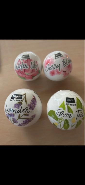 Lot de 4 boules de bain neuve 