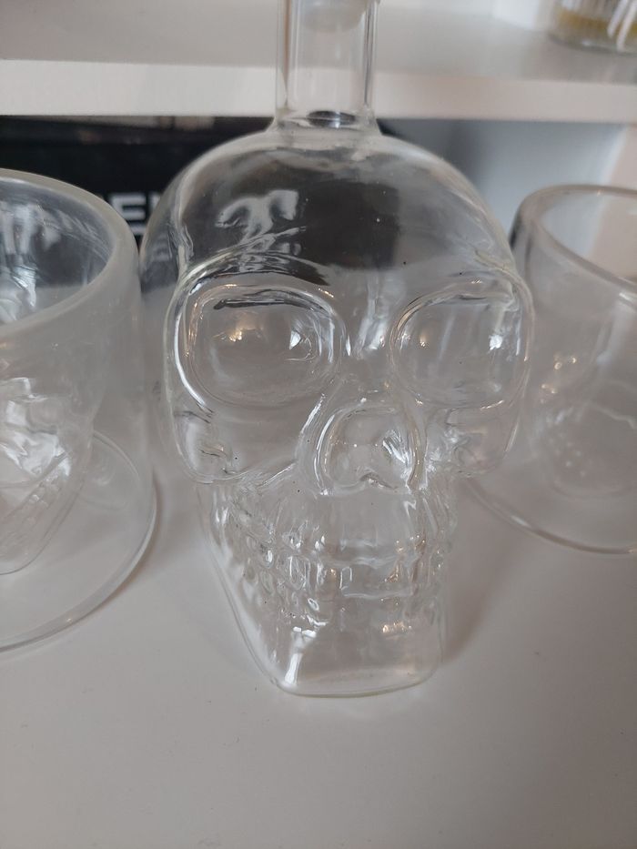 Service  carafe + 6 verres transparents tête de mort halloween TBE ☠️ - photo numéro 2