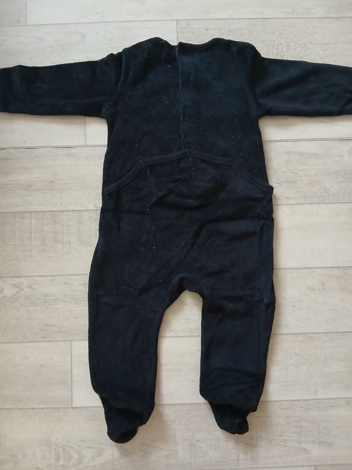 2 Pyjamas d'halloween squelette  taille 9mois + 1 paire de chaussons citrouille en 20. Tres bon etat. Kiabi - photo numéro 3
