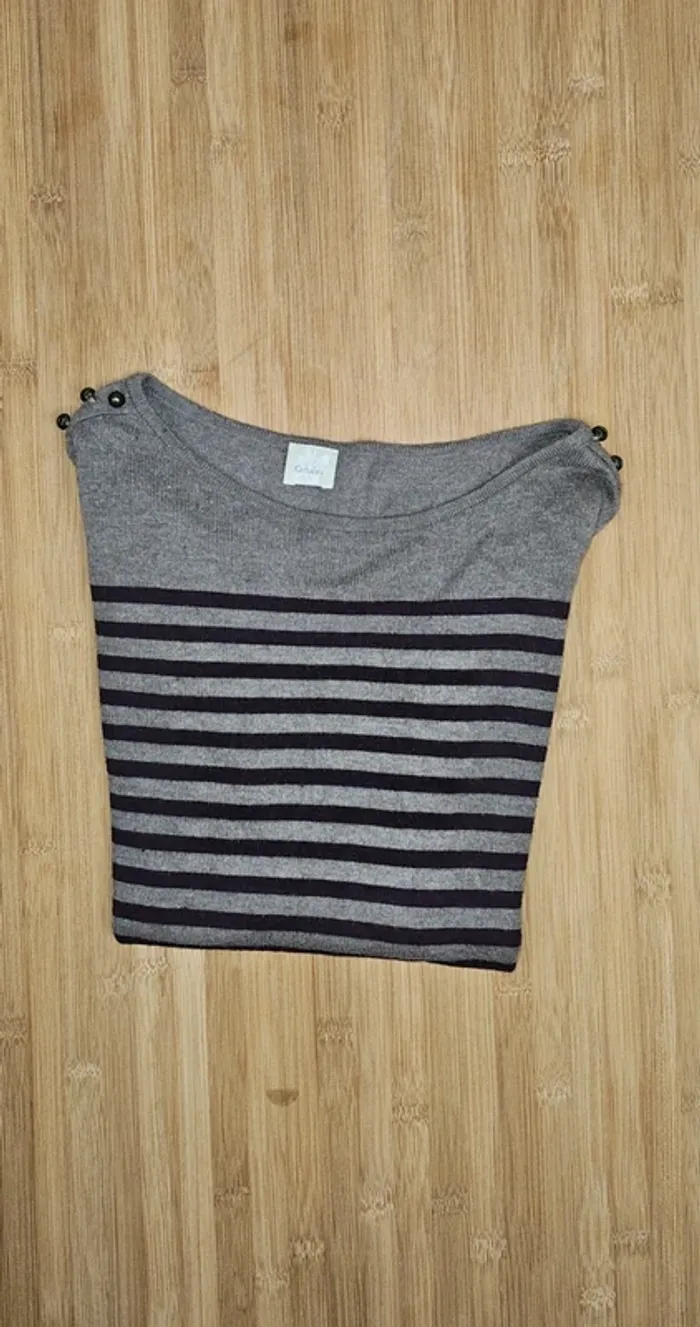 Pull marinière gris et violet - Camaïeu (porté)