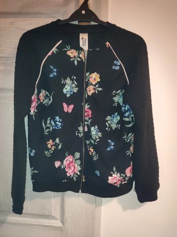 gilet noir à fleurs