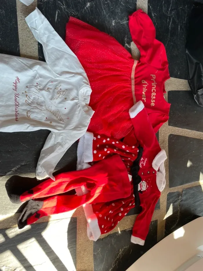 Lots 2 robes fêtes, un collant et un t shirt manches longues