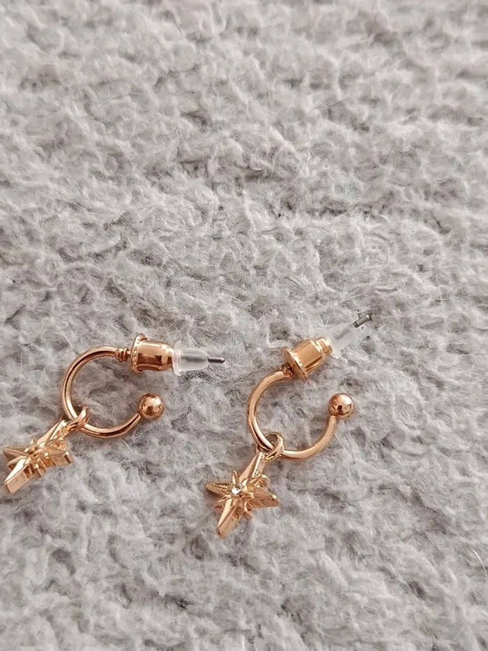 Boucle d'oreille petits anneaux étoile doré - photo numéro 2