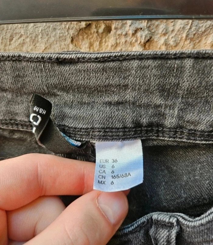 Jean skinny noir troué - photo numéro 3