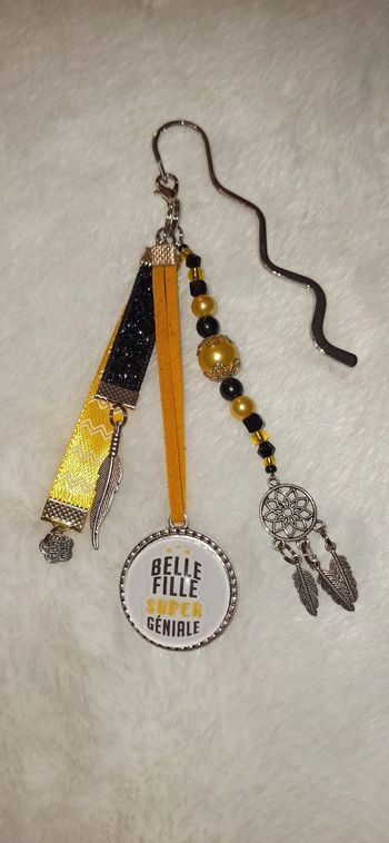 Marque page ou bijoux de sac " Belle fille super géniale "