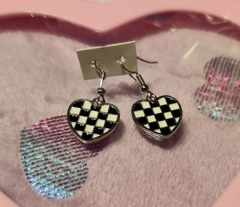 Cœurs noirs et blancs métal en boucles d'oreilles