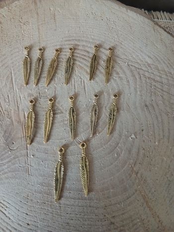 Lot de 22 breloques plumes doré