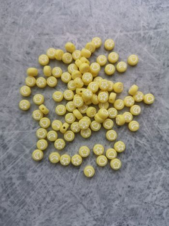 Perles jaunes symboles blancs