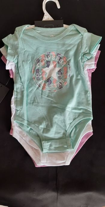Lot 3 bodies Converse taille 9 mois.
