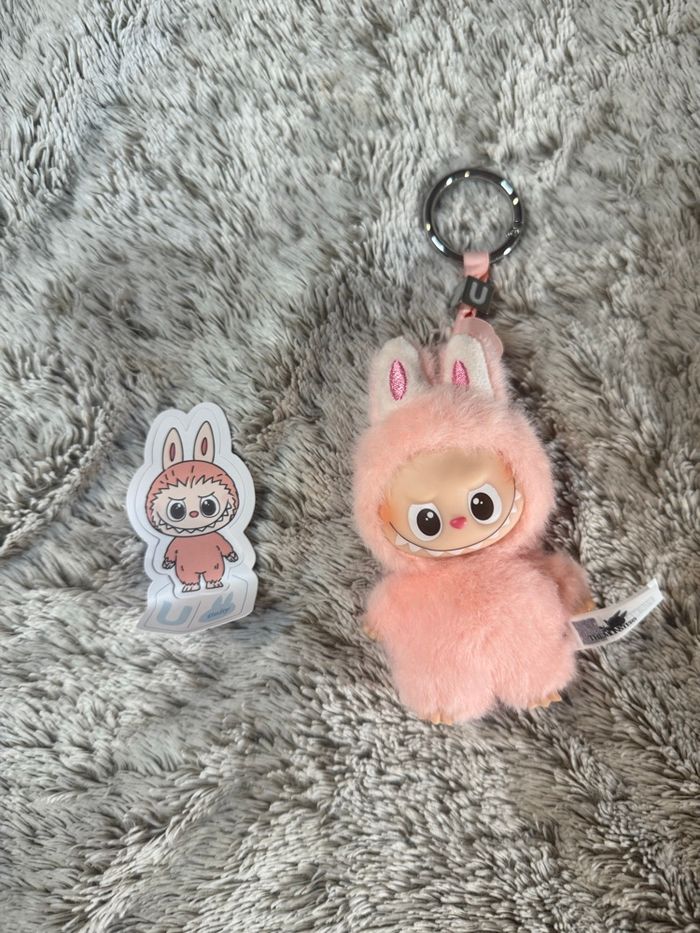 Labubu pin for love lettre U - photo numéro 2