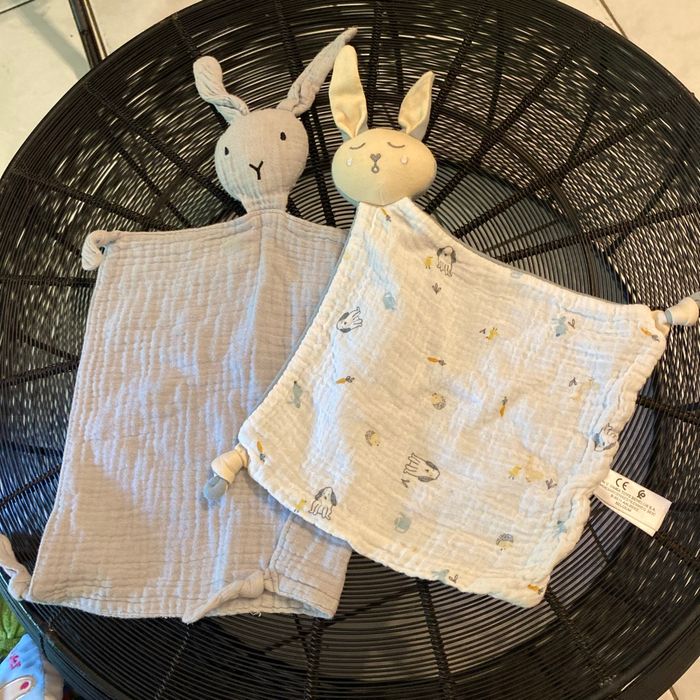 2 doudous lapin en gaze de coton