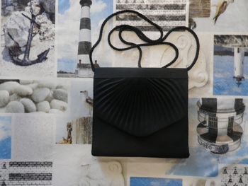 Pochette de cérémonie noire, devant plissé