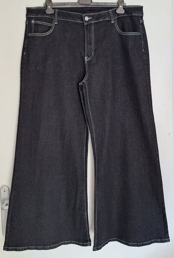 Jean grande taille à jambes larges et coutures apparentes