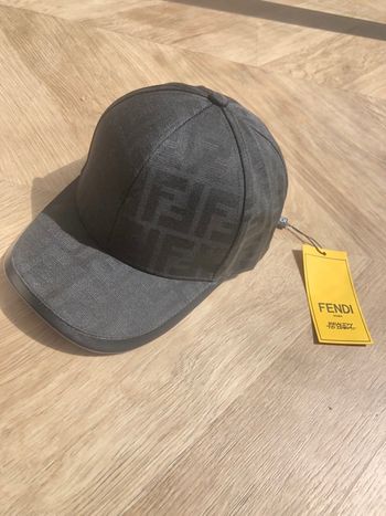 Casquette fendi 