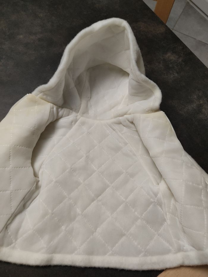 Veste blanche avec capuche 3 / 6 mois - photo numéro 7