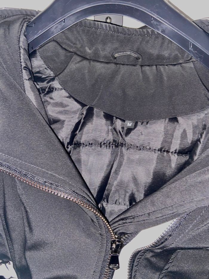 Super blouson avec capuche couleur noir blanc taille m bon état - photo numéro 5
