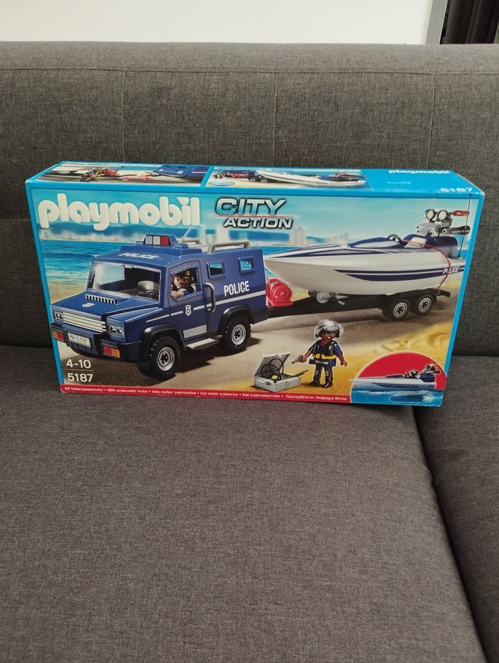 Camion fourgon de police et bateau vedette playmobil