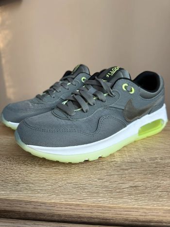 Nike air Max motif. Pour homme et femme. Couleur grise et noir. Taille 37.5