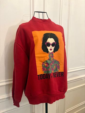 Pull rouge à imprimé coloré