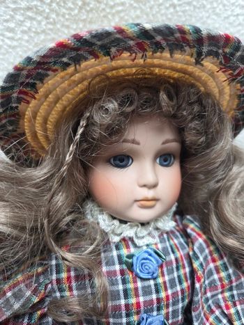 Poupée décorative en porcelaine 