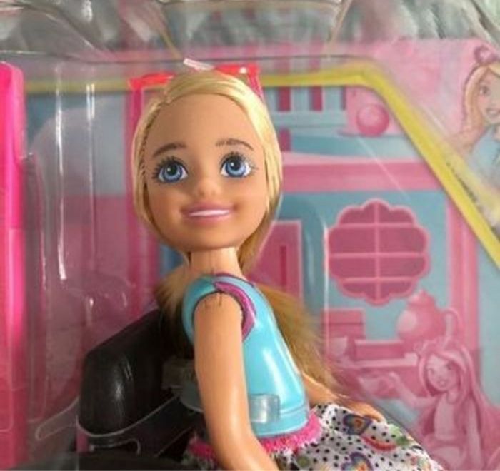 Barbie chelsae en fauteuil roulant - photo numéro 2