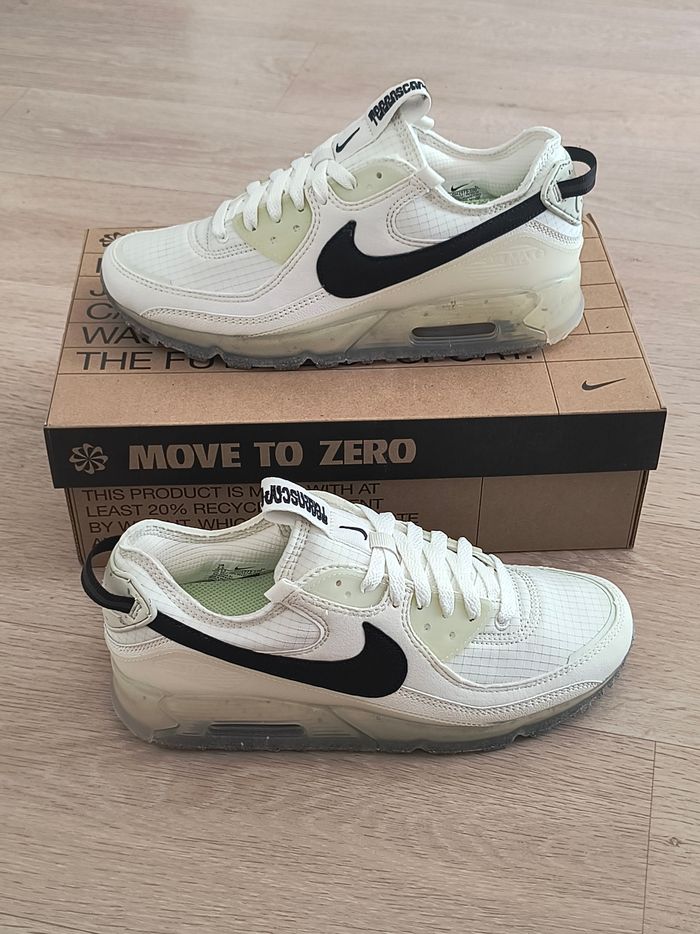 Baskets chaussures Nike air max neuves taille 40.5 - photo numéro 4