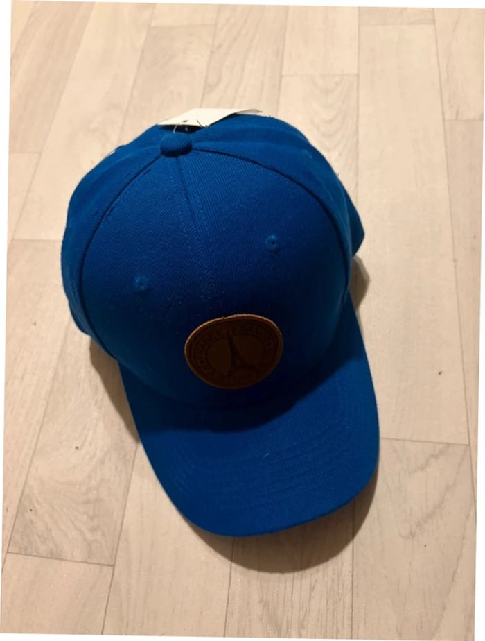 Casquette bleu macaron marron motif Tour Eiffel