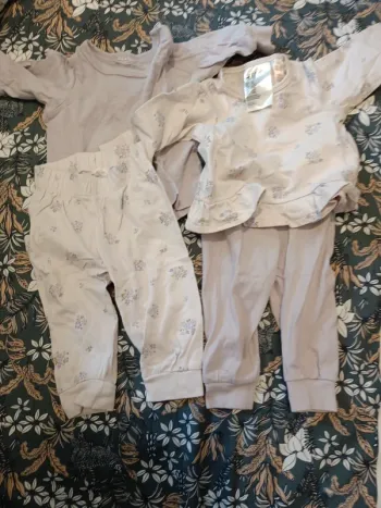 Lot de 2 pyjamas deux pièces 56cm H&M violet fleurs roses