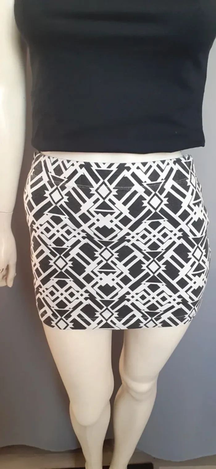 Jolie mini jupe noire et blanche