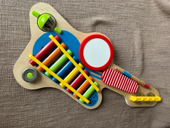 Planche en bois avec instruments de musique