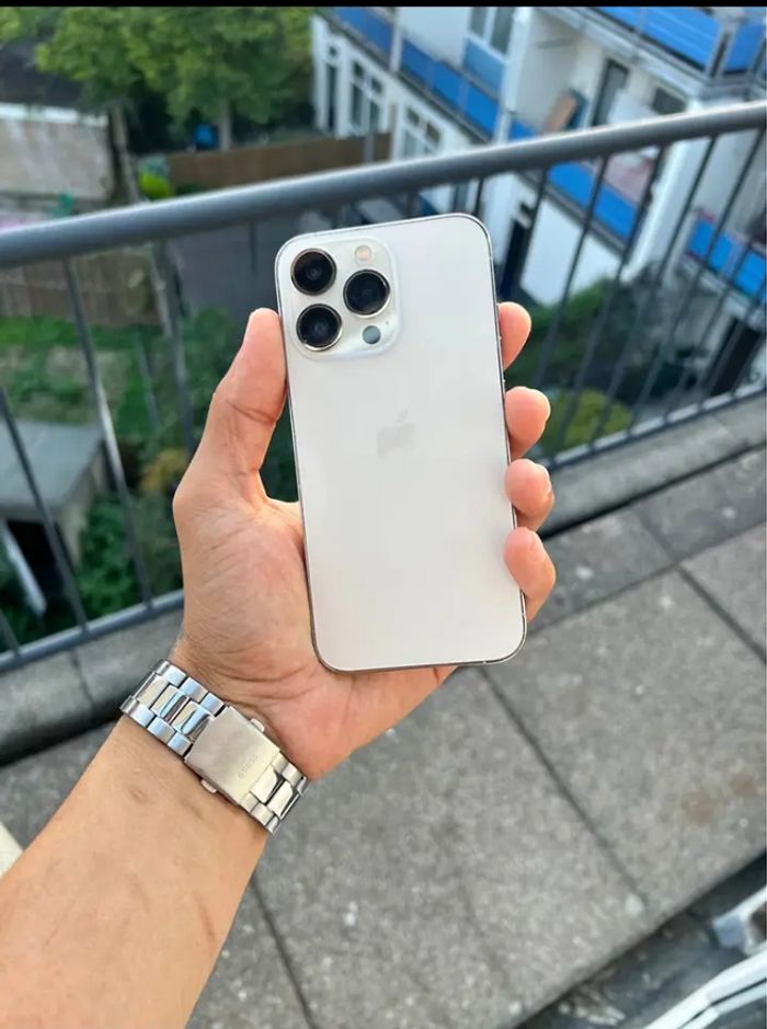 I P h o n e 13 pro Max - photo numéro 2