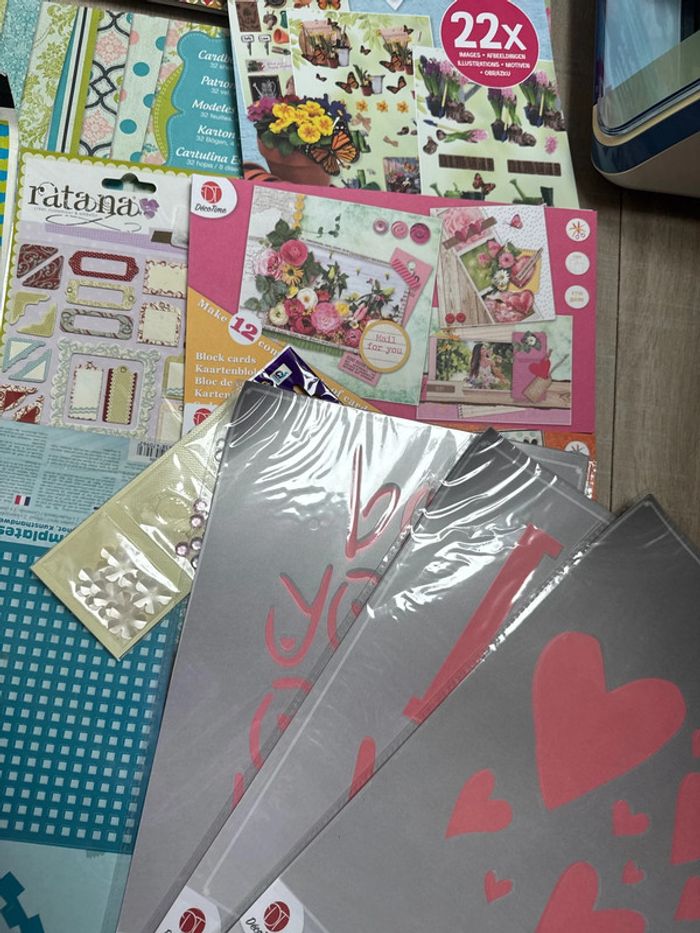 Gros lot de papiers scrapbooking pochoirs embellissements - photo numéro 5