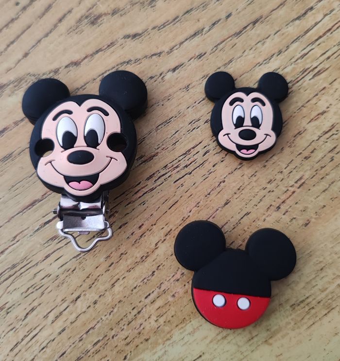 Perles et attaches tétines