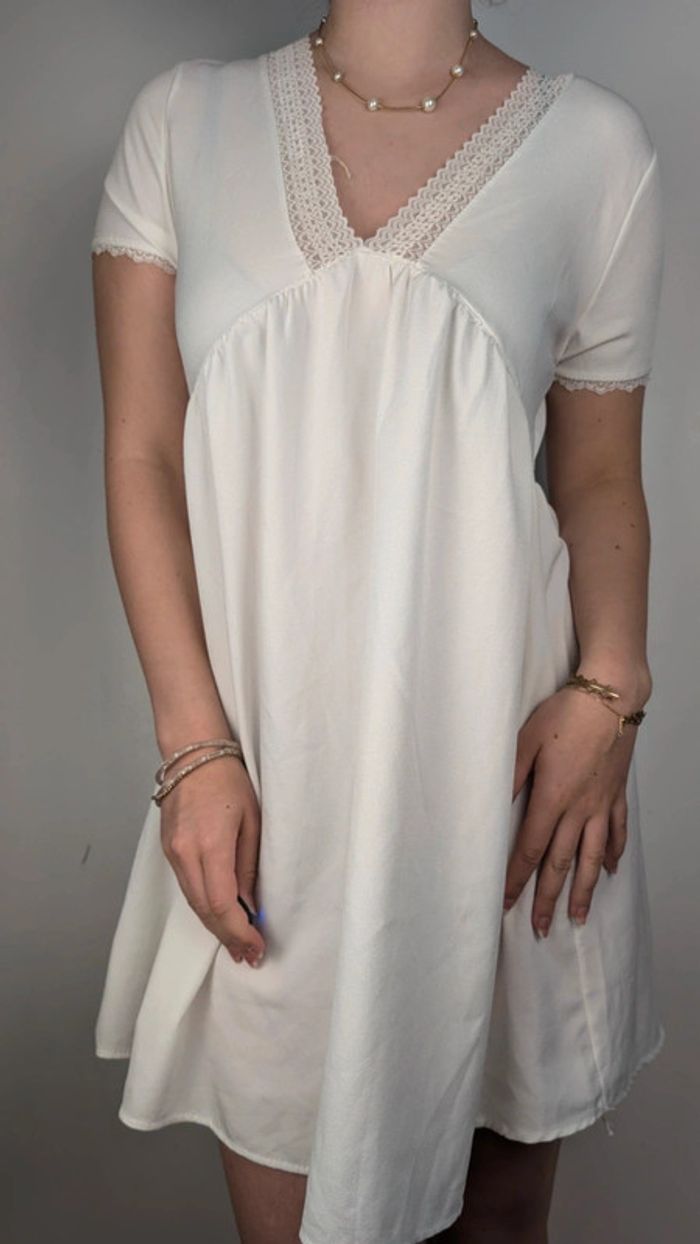 Robe blanche décolletée - photo numéro 8