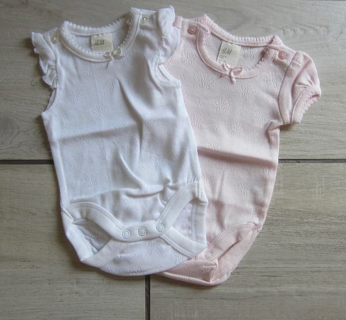 Lot de 2 bodies neufs bébé fille (0/1 mois)