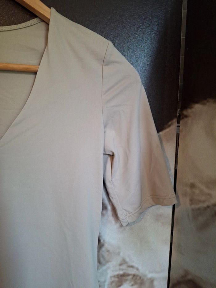 Tee-shirt col V stretch - photo numéro 3