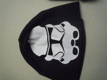 Trois bonnets.