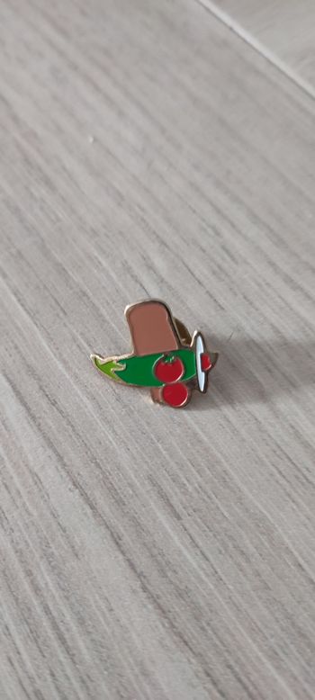 Pin's avion en forme de légumes