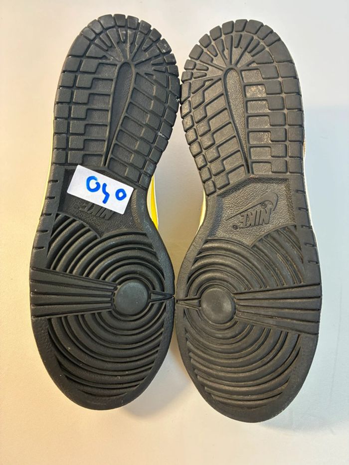 Baskets Nike Dunk low spongebob jaune marron pointure 39 très bon état - photo numéro 6