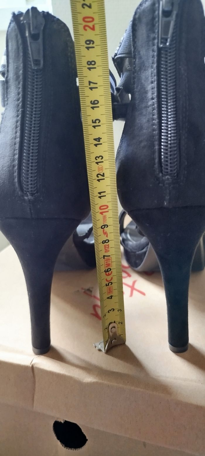 Sandales à talons noir et blanc à -40% neuves - photo numéro 4