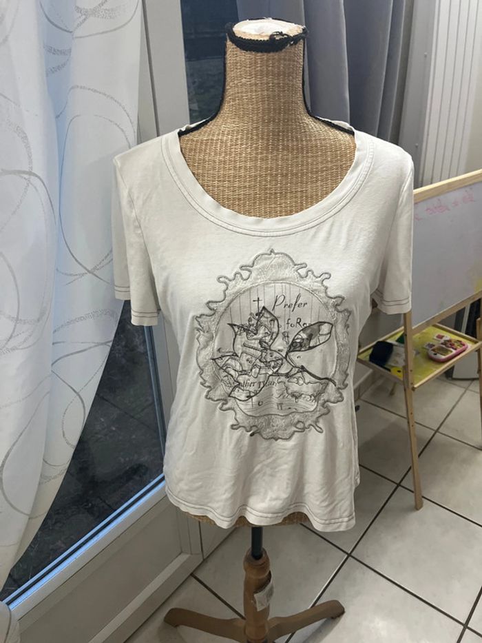 T-shirt pose café