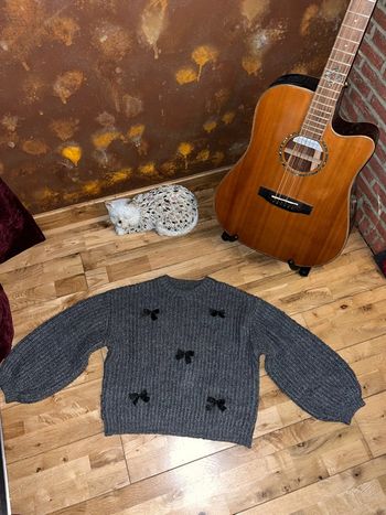 Joli pull gris en maille décoré de noeuds tres bon état mango 10ans/140cm