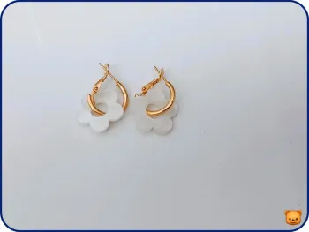 Boucles d’oreilles fleurs en résine – anneaux dorés