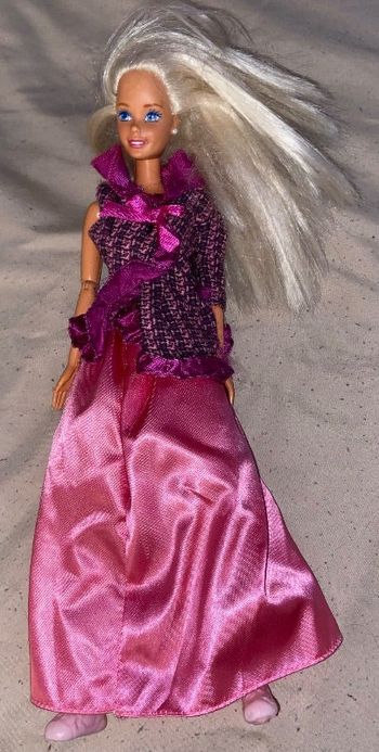 Belle barbie à vêtements rose