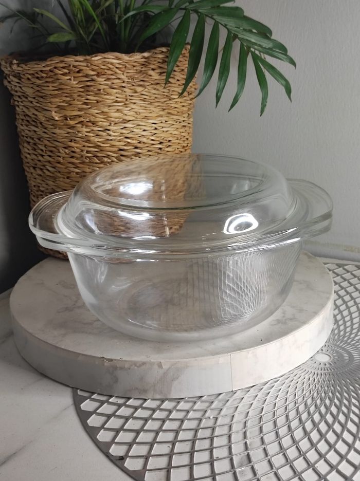Ancienne cocotte en verre arcopal