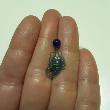 Piercing nombril scorpion bleu