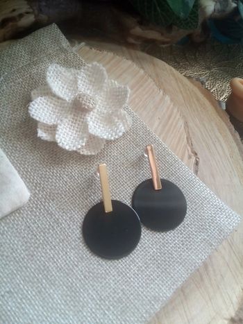 Boucles d'oreilles dorées et noires