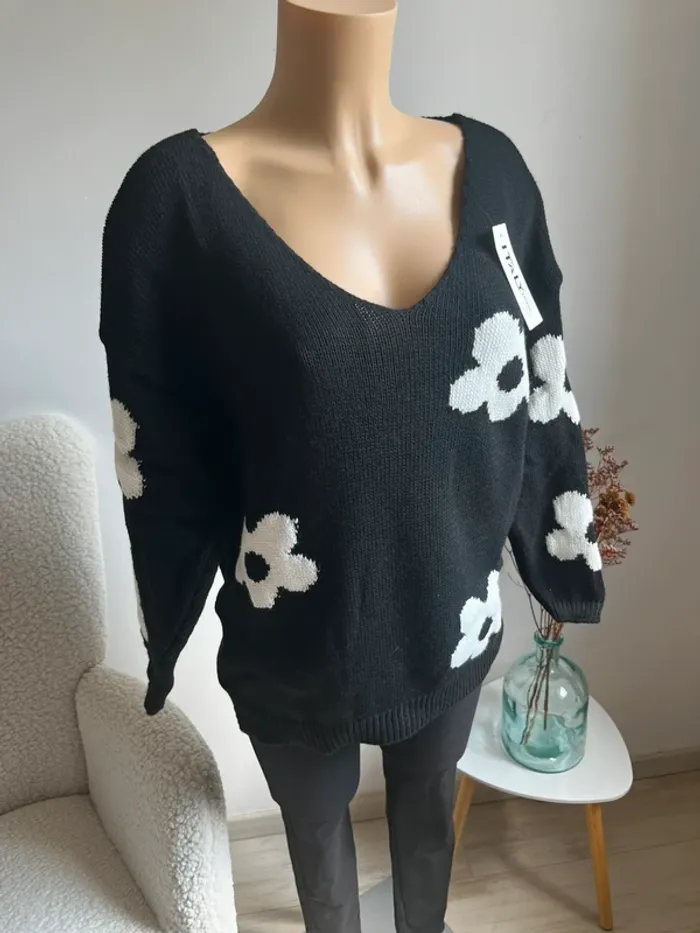 Pull noir avec marguerites blanches - photo numéro 3