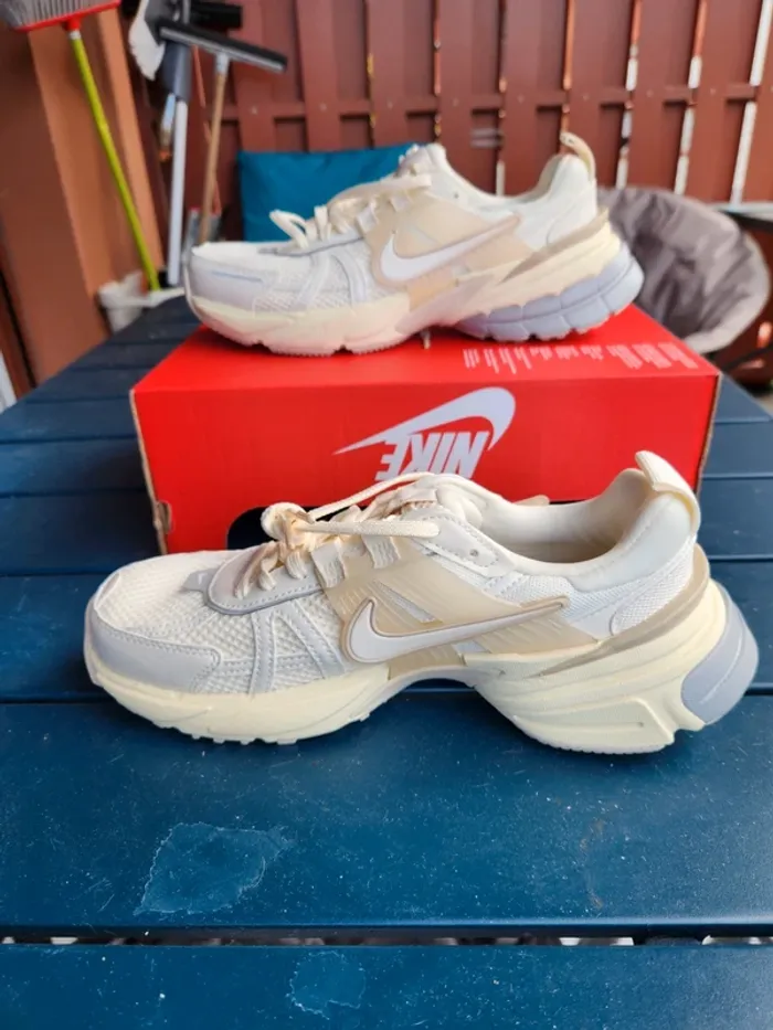 Nike V2K run crème Taille 36,5 neuves mixte - photo numéro 3
