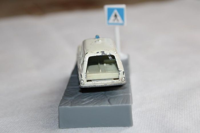Lesney Mercédes  Benz ambulance - photo numéro 4